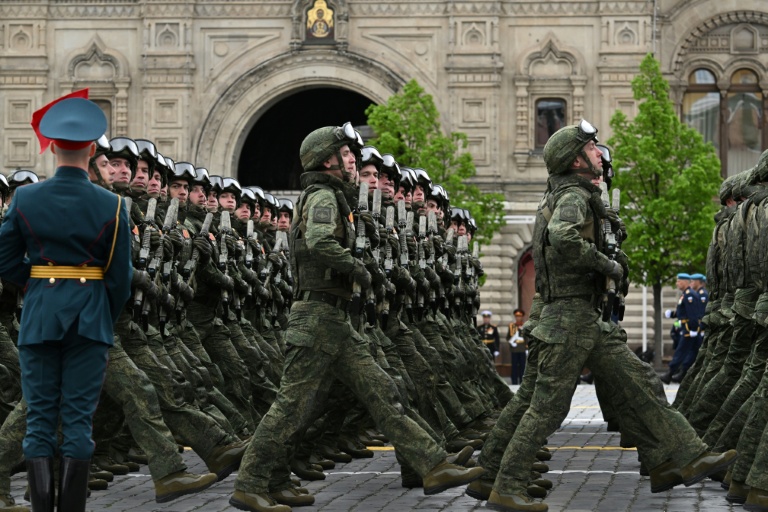 Des militaires russes défilent sur la place Rouge à Moscou pour les commémorations du 9-Mai, le 9 mai 2026 