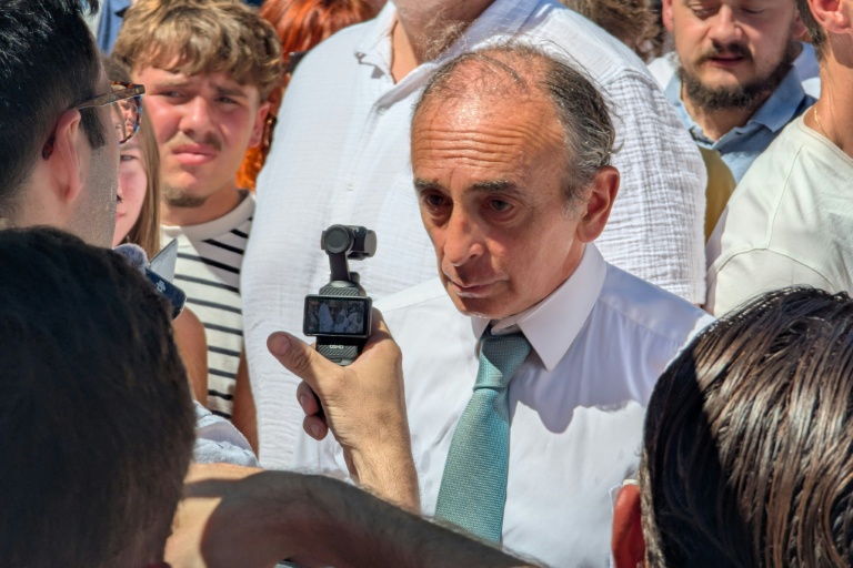 Le président du parti d'extrême droite Reconquête, Eric Zemmour, lors d'une marche en mémoire de Louis, un adolescent de 17 ans battu à mort fin juin dans un guet-apens, le 5 juillet 2026 à Narbonne
