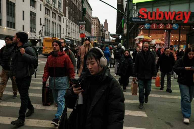 Des habitants de New York devant la station de métro de Penn Station à Manhattan, le 19 février 2026