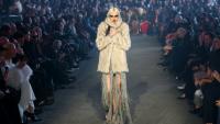 Une mannequin défile lors du défilé croisière organisé par la marque italienne Gucci à Times Square, New York, le 16 mai 2026