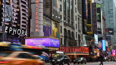 Les façades des théâtres de Broadway, à New York, le 12 mars 2020