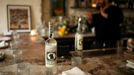 Une bouteille d'aragh sagi, eau-de-vie traditionnelle bannie par l'Iran, produite à Yonkers, dans l'État de New York