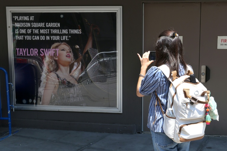 Une affiche de Taylor Swift devant le Madison Square Garden à New York, le 1er juillet 2026