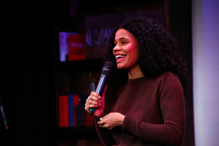 L'humoriste Bianca Cristovao sur scène lors de l'édition mensuelle de l'