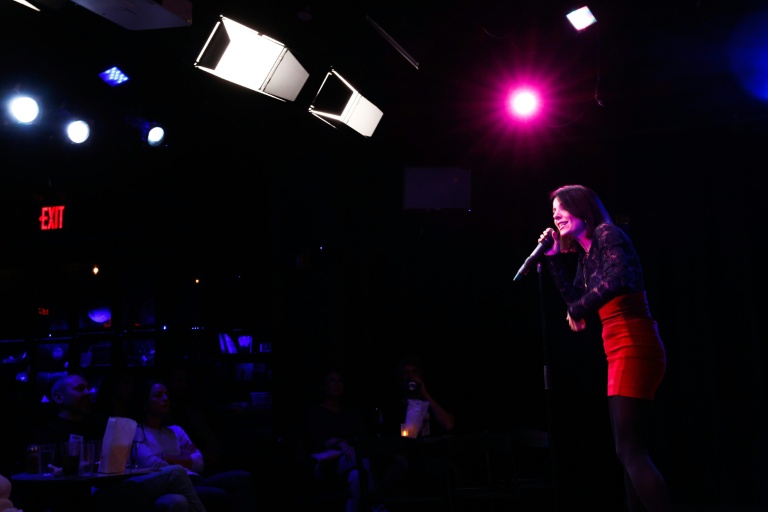 L'humoriste Lucie Pohl sur scène lors de l'édition mensuelle de l'