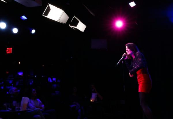 L'humoriste Lucie Pohl sur scène lors de l'édition mensuelle de l'"Immigrant Jam", un spectacle de stand-up où tous les humoristes sont d'origine étrangère, le 7 novembre 2025 à New York