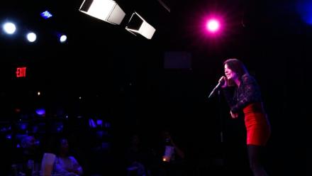 L'humoriste Lucie Pohl sur scène lors de l'édition mensuelle de l'"Immigrant Jam", un spectacle de stand-up où tous les humoristes sont d'origine étrangère, le 7 novembre 2025 à New York