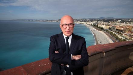 Le député niçois Éric Ciotti, président de l'UDR et candidat à l'élection municipale de mars à Nice, pose avec ses colistiers, le 22 février 2026 à Nice