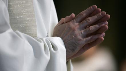 Un prêtre en prière le 24 juin 2006 à Notre-Dame à Paris