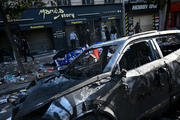 Dégâts au lendemain des violences du 17 octobre 2026 à Paris
