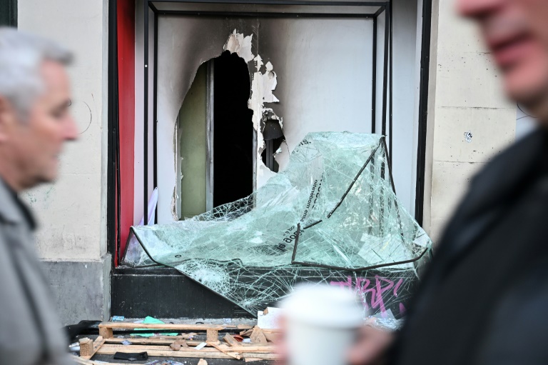Un magasin vandalisé à Paris lors des violences du 17 octobre 2026