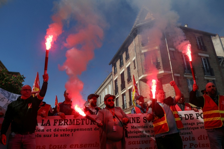 Des employés de Stellantis manifestent à Poissy (Yvelines) le 23 avril 2026