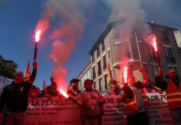 Des employés de Stellantis manifestent à Poissy (Yvelines) le 23 avril 2026