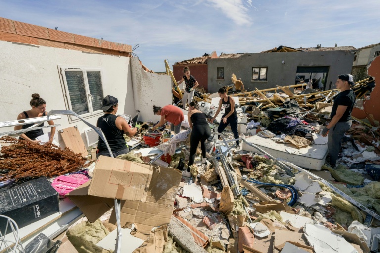 Des personnes aident au nettoyage des décombres après le passage d'une tornade à Pomas, dans l'Aude, le 25 août 2026