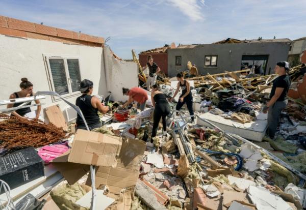 Des personnes aident au nettoyage des décombres après le passage d'une tornade à Pomas, dans l'Aude, le 25 août 2026