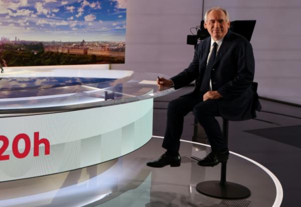 Le Premier ministre François Bayrou pose sur le plateau de télévision avant une interview au journal télévisé du soir de France 2, à Paris le 4 septembre 2025