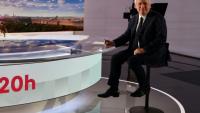 Le Premier ministre François Bayrou pose sur le plateau de télévision avant une interview au journal télévisé du soir de France 2, à Paris le 4 septembre 2025