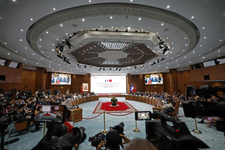 Le Premier ministre français Sébastien Lecornu et sa délégation (g) assistent à une séance plénière avec des ministres marocains à Rabat, le 16 juillet 2026 au Maroc