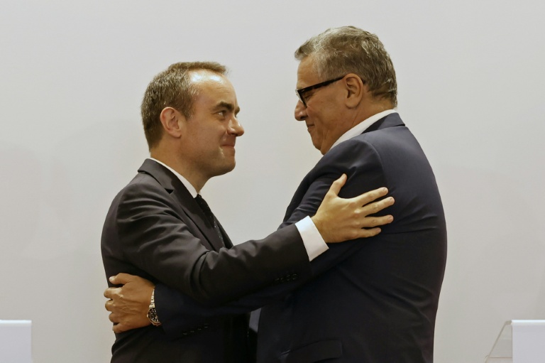 Le Premier ministre français Sébastien Lecornu (g) et son homologue marocain Aziz Akhannouch à l'issue d'une conférence de presse au ministère des Affaires étrangères à Rabat, le 16 juillet 2026 au Maroc