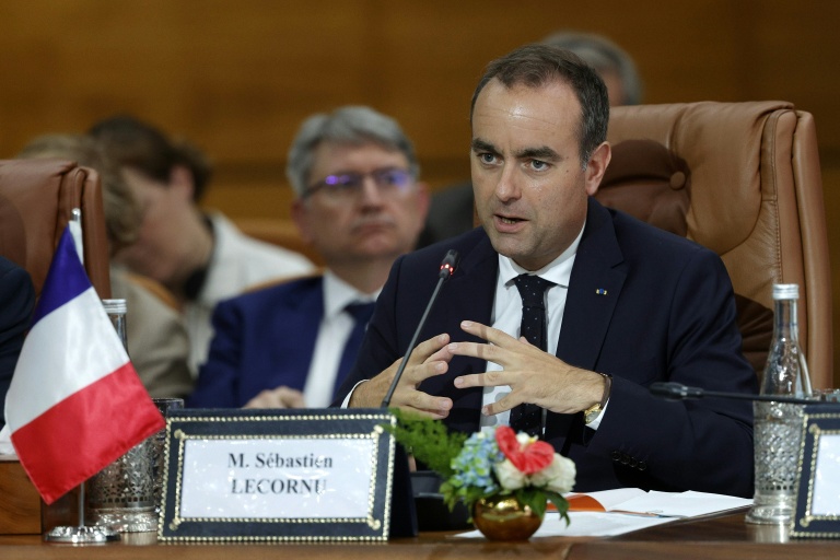 Le Premier ministre français, Sébastien Lecornu, prononce le discours d'ouverture lors d'une séance plénière avec des ministres marocains, à Rabat, le 16 juillet 2026