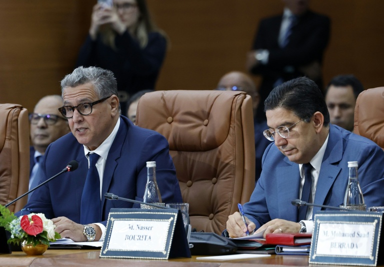 Le Premier ministre marocain Aziz Akhannouch (g) et le ministre des Affaires étrangères, Nasser Bourita, lors d'une séance plénière avec le Premier ministre français Sébastien Lecornu et sa délégation, à Rabat, le 16 juillet 2026 au Maroc