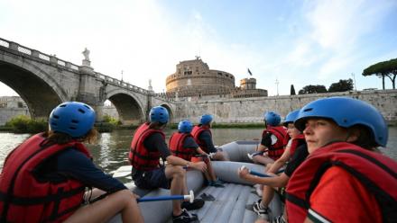 Des personnes naviguent en canot pneumatique sur le Tibre, passant devant le château Saint-Ange, sur un tronçon du fleuve situé entièrement dans la zone urbaine du centre de Rome, le 14 août 2026