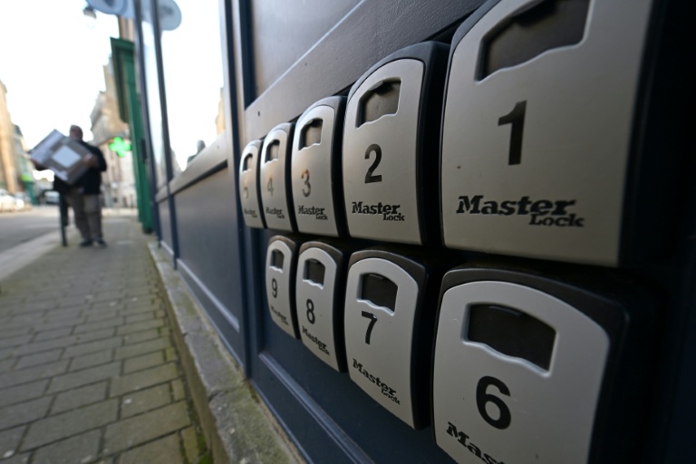 Des boîtes à clés installées à l'extérieur d'une boutique de conciergerie à Saint-Malo, le 3 février 2026 en Ille-et-Vilaine