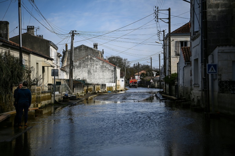 Vue aérienne d'un quartier de Saintes partiellement inondé, le 2 mars 2026