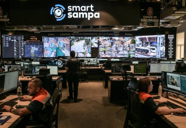 Des employés travaillent au centre de vidéosurveillance Smart Sampa à Sao Paulo, au Brésil, le 25 février 202