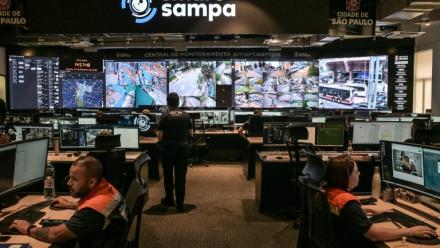Des employés travaillent au centre de vidéosurveillance Smart Sampa à Sao Paulo, au Brésil, le 25 février 202