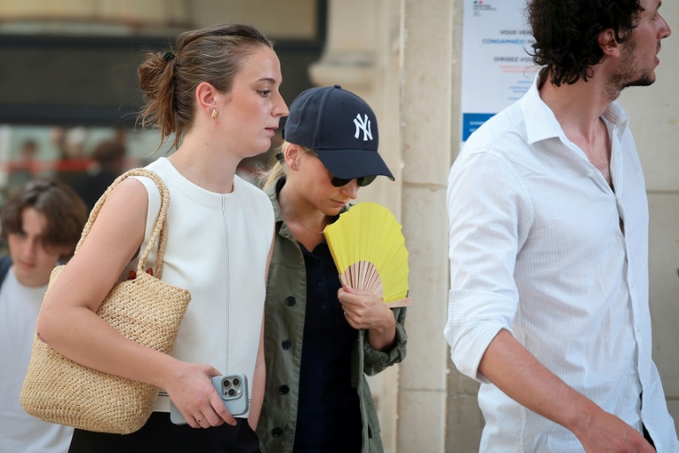 La plaignante Amandine (c) arrive pour le procès en appel de l'ex-animateur de télévision et agent immobilier  Stéphane Plaza, poursuivi pour violences conjugales, le 26 juin 2026 à Paris