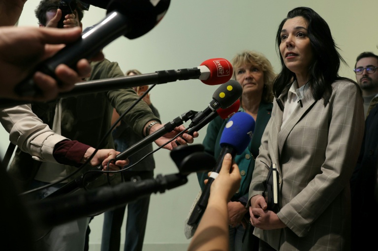 La députée LFI Sophia Chikirou s'adresse à la presse à son arrivée au tribunal de Paris pour son procès pour fraude, le 12 mai 2026
