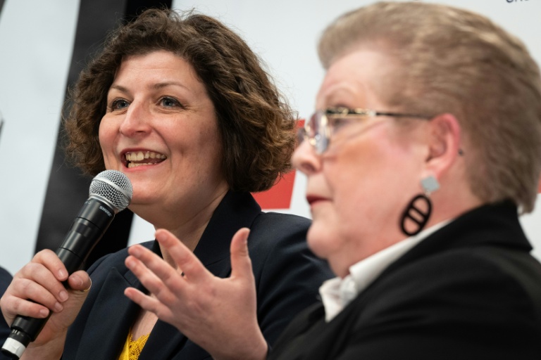 La maire sortante de Strasbourg et candidate à sa réélection, Jeanne Barseghian (g), et la candidate à la mairie de Strasbourg, Catherine Trautmann, lors d'un débat avant le 2e tour des municipales, le 18 mars 2026 à STrasbourg, dans le Bas-Rhiin 