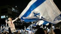 Un manifestant portant un masque du Premier ministre israélien Benjamin Netanyahu lors d’un rassemblement antigouvernemental à Tel-Aviv, le 24 octobre 2026