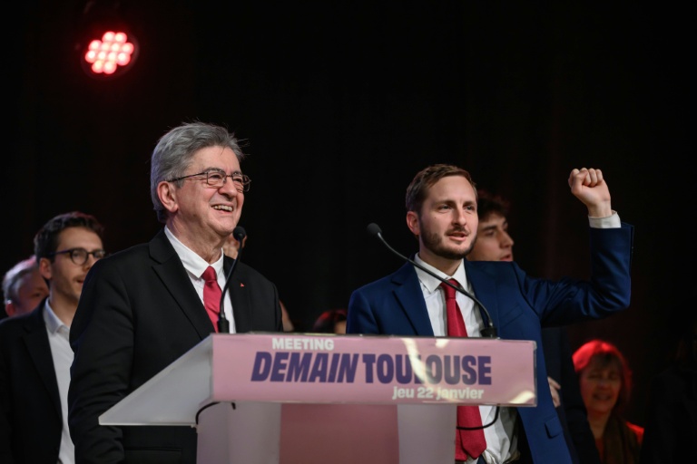 François Piquemal (d), candidat La France insoumise (LFI) à la mairie de Toulouse, en campagne au côté de Jean-Luc Mélenchon, le 22 janvier 2026