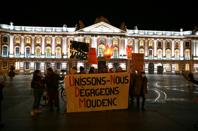 Des manifestants appelent à l'union des gauches pour le second tour à Toulouse le 15 mars 2026
