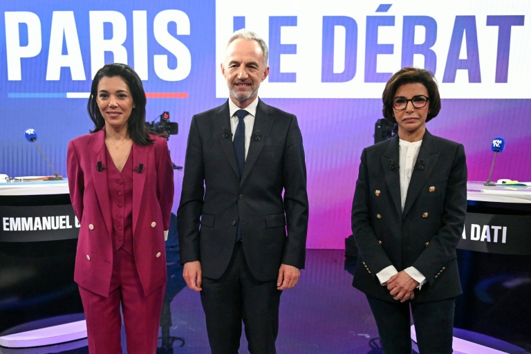 Les candidats à la mairie de Paris avant le débat le 18 mars 2026 sur BFMTV. De gauche à droite : Sophia Chikirou, Emmanuel Gregoire et Rachida Dati