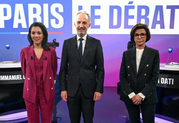Les candidats à la mairie de Paris avant le débat le 18 mars 2026 sur BFMTV. De gauche à droite : Sophia Chikirou, Emmanuel Gregoire et Rachida Dati