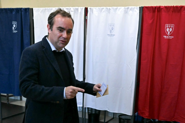 Le Premier ministre Sébastien Lecornu, candidat de la liste du maire sortant de Vernon, arrive pour voter au 1er tour des municipales à Vernon, le 15 mars 2026 dans l'Eu
