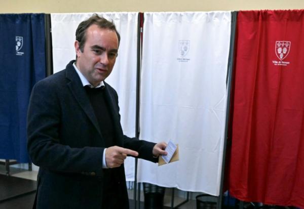 Le Premier ministre Sébastien Lecornu, candidat de la liste du maire sortant de Vernon, arrive pour voter au 1er tour des municipales à Vernon, le 15 mars 2026 dans l'Eu