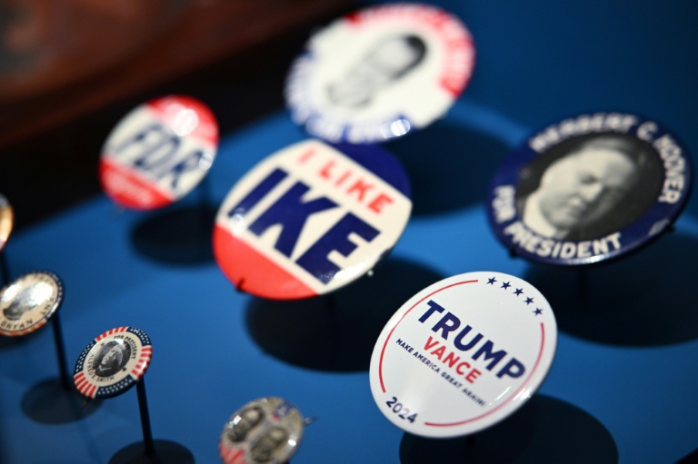Des badges de campagne exposé slors d'une avant-première presse de l'exposition 