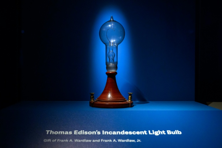 L'ampoule incandescente de Thomas Edison exposée lors d'une avant-première presse lors d'une avant-première presse de l'exposition 
