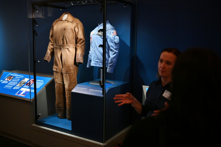 La combinaison de vol de la pilote Amelia Earhart (g) et veste de vol de l'astronaute Sally Ride lors d'une avant-première presse de l'exposition 