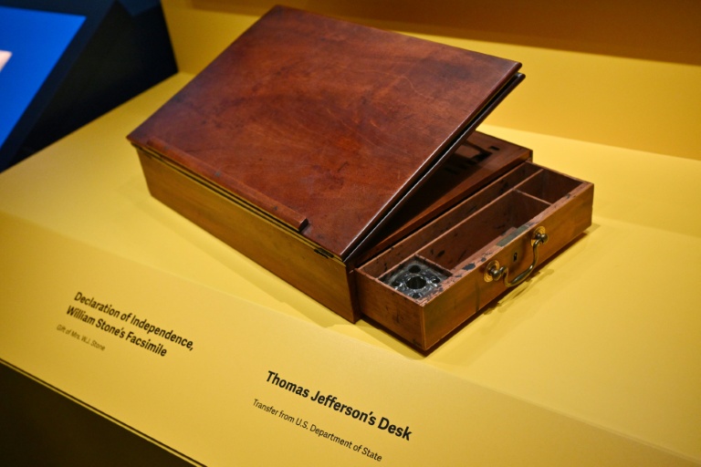 Le bureau de Thomas Jefferson, sur lequel il a rédigé la Déclaration d'indépendance, exposé lors d'une avant-première presse de l'exposition 