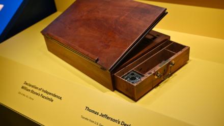 Le bureau de Thomas Jefferson, sur lequel il a rédigé la Déclaration d'indépendance, exposé lors d'une avant-première presse de l'exposition "American Aspirations" au Smithsonian à Washington, le 28 mai 2026