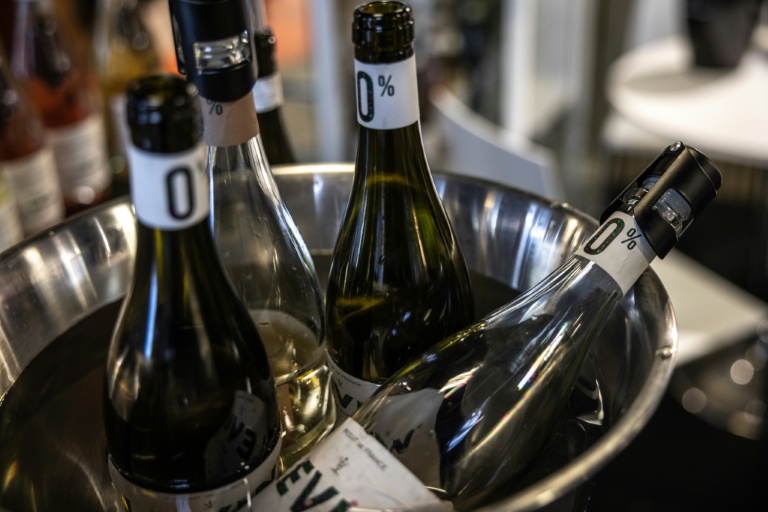 Des bouteilles de vin sans alcool présentées lors de l'édition 2026 du salon international des vins et spiritueux Wine Paris, le 10 février 2026 à Paris