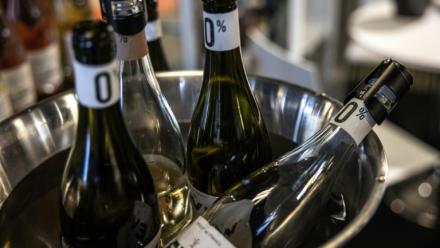 Des bouteilles de vin sans alcool présentées lors de l'édition 2026 du salon international des vins et spiritueux Wine Paris, le 10 février 2026 à Paris