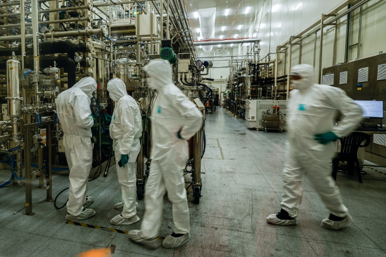 Salariés dans l'usine de Douvrin (Pas-de-Calais, nord de la France) d'Automotive Cells Company (ACC) une coentreprise de Stellantis, Mercedes et TotalEnergies.