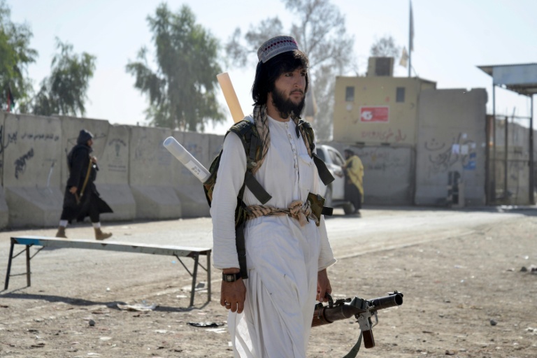 Un membre des forces de sécurité talibanes près de la frontière avec le Pakistan, où des combats ont eu lieu entre les talibans et les forces pakistanaises, le 15 octobre 2025 à Spin Boldak, dans le sud de l'Afghanistan