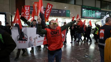 Les membres des syndicats manifestent à la gare Sants de Barcelone, le 9 février 2026, dans le cadre d'une grève nationale organisée par le syndicat des conducteurs de train espagnols pour réclamer des mesures de sécurité ferroviaire à la suite d'accidents mortels à Adamuz et à Gelida